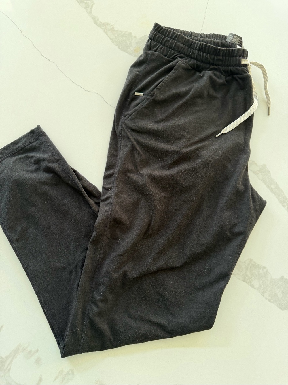 Vuori Men's Ponto Performance Pants in a black colorway
